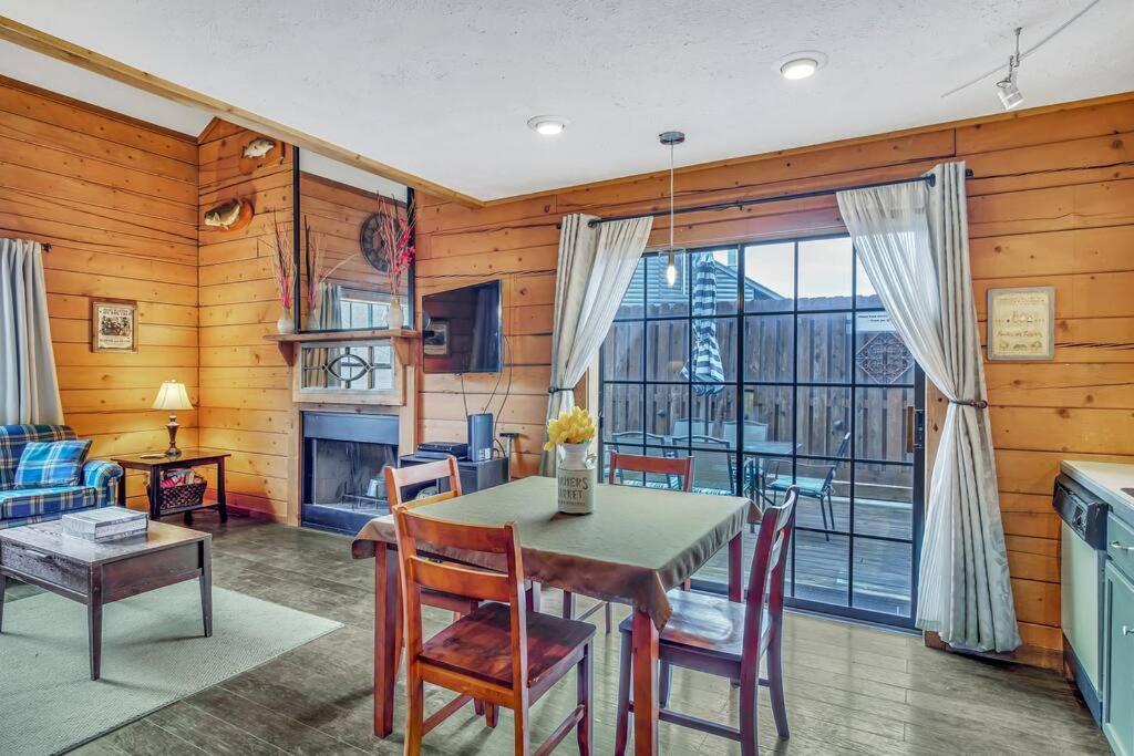 3 Bedroom Log Cabin Condo Close To Everything! Branson Eksteriør billede