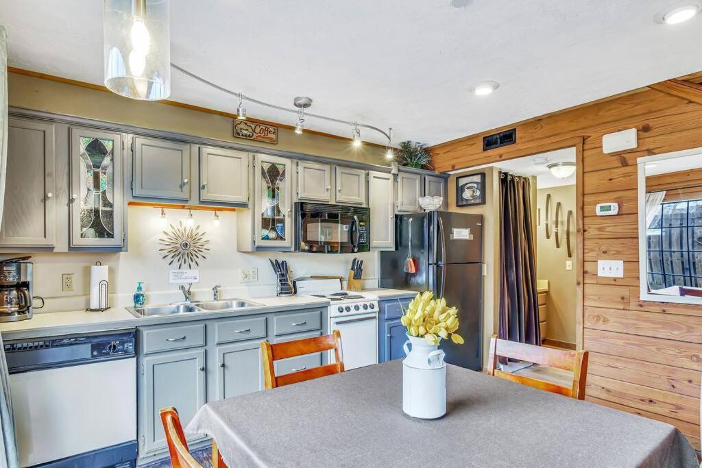 3 Bedroom Log Cabin Condo Close To Everything! Branson Eksteriør billede